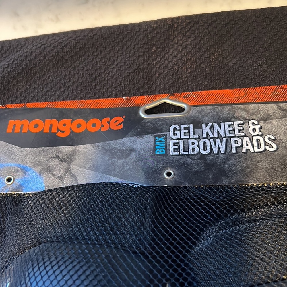 Mongoose Youth BMX Gel Pads Set, Knees & Elbows, Item  # MG506-3 - Picture 2 of 7